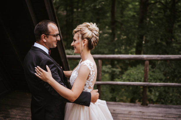 浪漫的年轻新娘和新郎在大自然的木制露台上跳舞图片下载