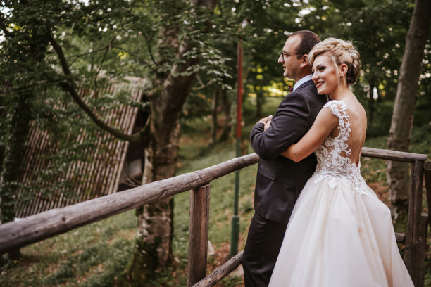 浪漫的年轻新娘和新郎在自然的木制露台上拥抱图片下载