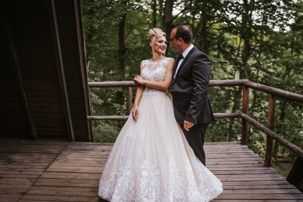 浪漫的年轻新娘和新郎在大自然的木制露台上跳舞图片下载
