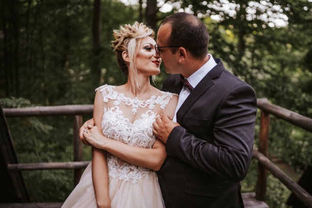 浪漫的年轻新娘和新郎在大自然的木制露台上跳舞图片下载