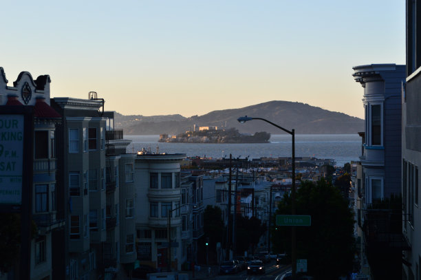 日落时旧金山陡峭的街景图片下载