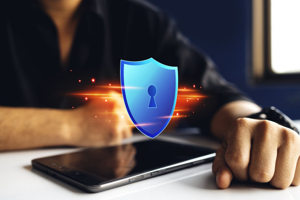 保护网络安全计算机，保护您的数据理念。盾牌图标网络安全，数字数据网络保护，数字犯罪由匿名黑客。暗色调图片下载