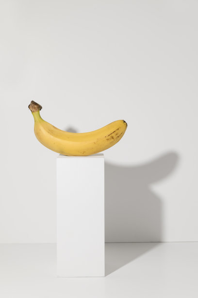 白色底座上的黄香蕉图片下载