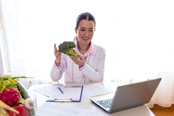 年轻的女性营养师在虚拟咨询中展示新鲜农产品图片下载