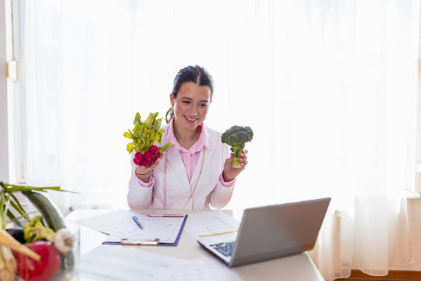 年轻的女性营养学家在视频通话中讨论蔬菜图片下载