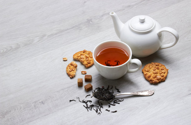 一杯在浅色木制背景上的茶图片下载