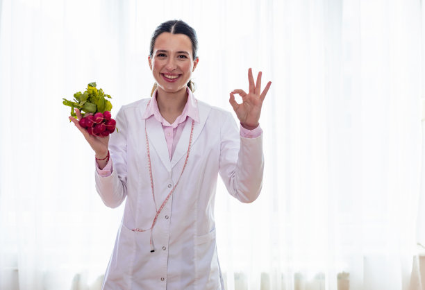 年轻的女营养学家拿着新鲜的萝卜图片下载
