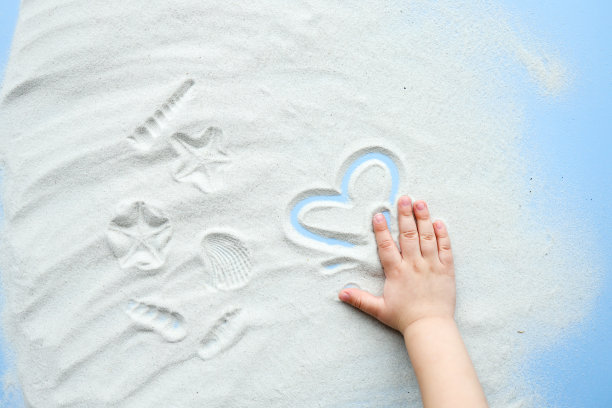 孩子玩沙子，画一颗心图片下载