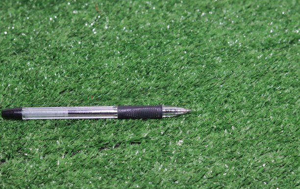 以草为底色的黑色墨水笔图片下载