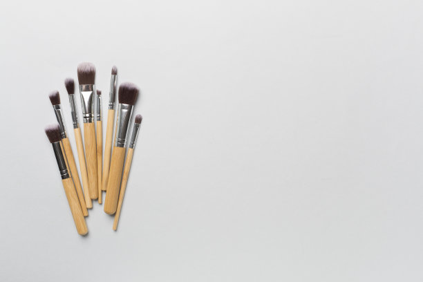 在颜色背景上化妆笔刷，俯视图图片下载