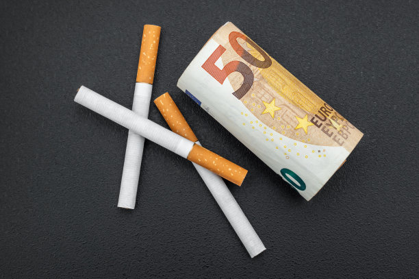 黑色纸钞卷着的香烟。前视图。图片下载