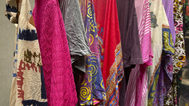 晾衣绳上的衣服图片下载