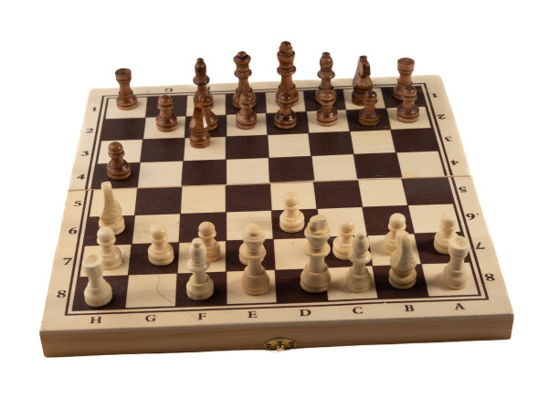 白底木制象棋。棋类游戏。图片下载