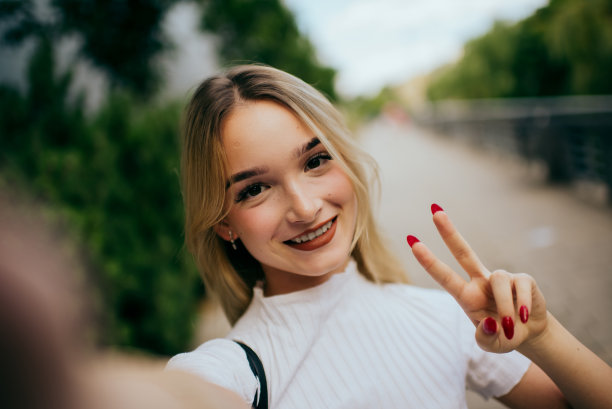 十几岁的女孩使用智能手机图片下载