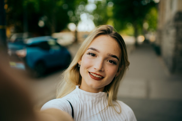 十几岁的女孩使用智能手机图片下载