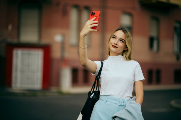 十几岁的女孩使用智能手机图片下载