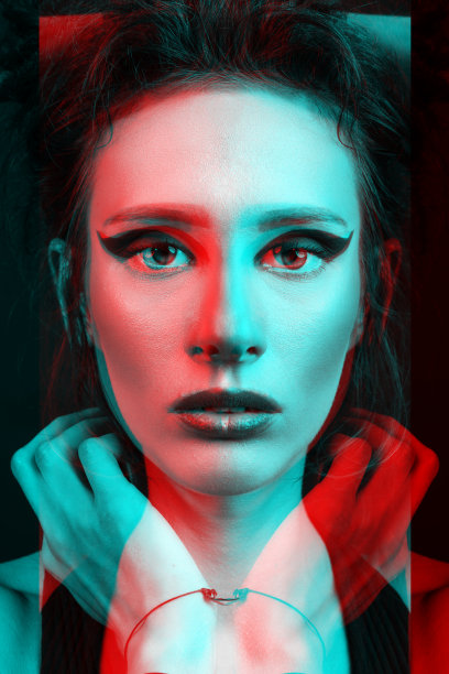 工作室肖像的美丽的女人与眼影和脏辫在RGB颜色分裂的效果风格图片下载