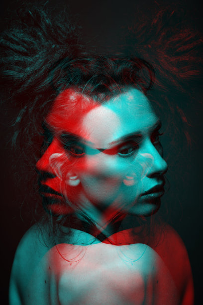 工作室肖像的美丽的女人与眼影和脏辫在RGB颜色分裂的效果风格图片下载