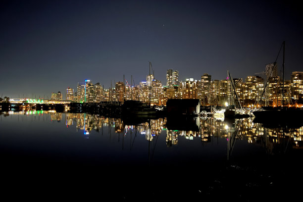 温哥华市中心在一个冬天的傍晚，在雄伟的山脉的背景下，在黄昏中发光图片下载