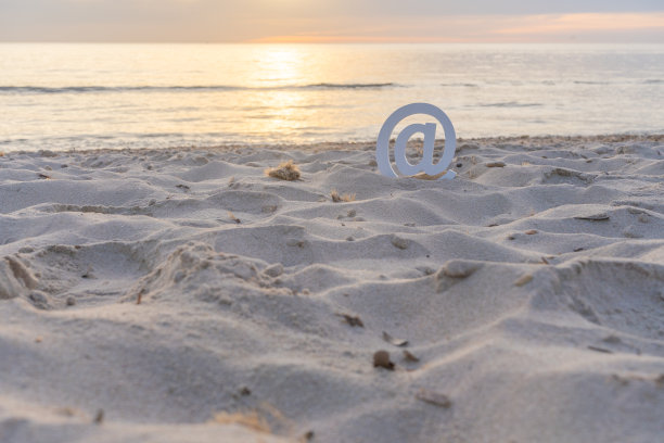 日出时沙滩上的标志图片下载