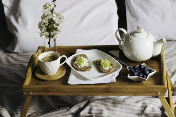 床上早餐在小吃摊上。图片下载