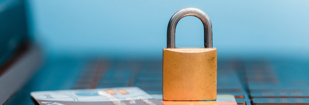 键盘上有锁和信用卡图片下载