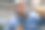 用卡尺测量金属管。穿蓝色制服的工人在室内图片下载