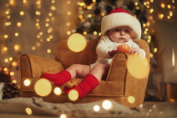 在可爱的小沙发上。宝宝在家。新年装饰。假期的概念图片下载