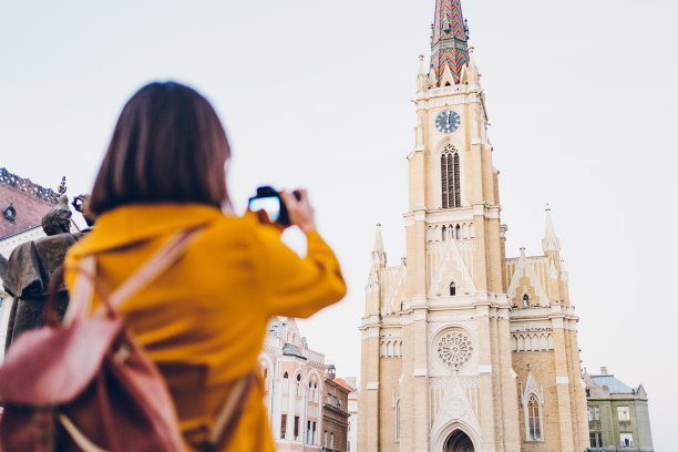 一位年轻女子在拍照图片下载