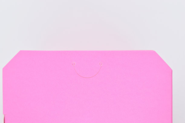 白底粉纸盒，包装设计图片下载