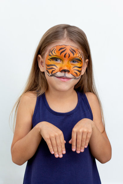 腰间挂着微笑的孩子，画着虎脸图片下载