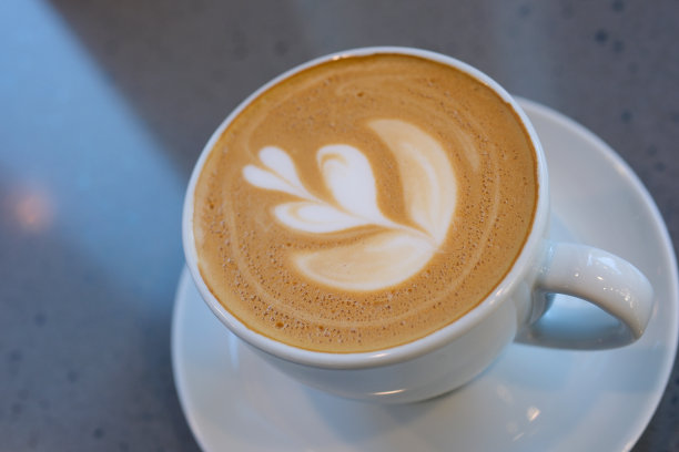 近距离拍摄咖啡师在咖啡吧手工制作艺术咖啡。图片下载