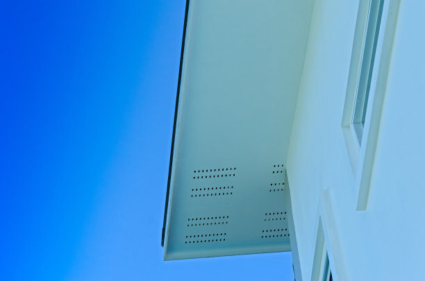 屋顶雨沟屋顶屋顶和大窗户在蓝天背景，新的现代建筑图片下载