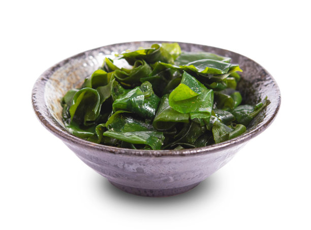 黑色碗中的海带(海带)海藻，分离在白色背景上。miyeok muchim。海带沙拉图片下载