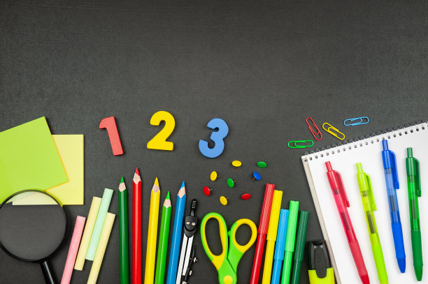 黑板上有学校和办公用品的背景图片下载