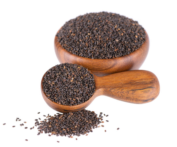 罗勒种子在木碗和勺子，孤立在白色背景。罗勒属basilicum。图片下载