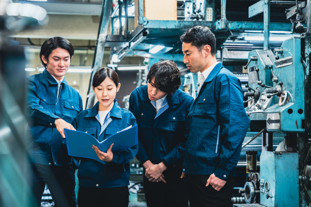 工人们在现场分享信息图片下载