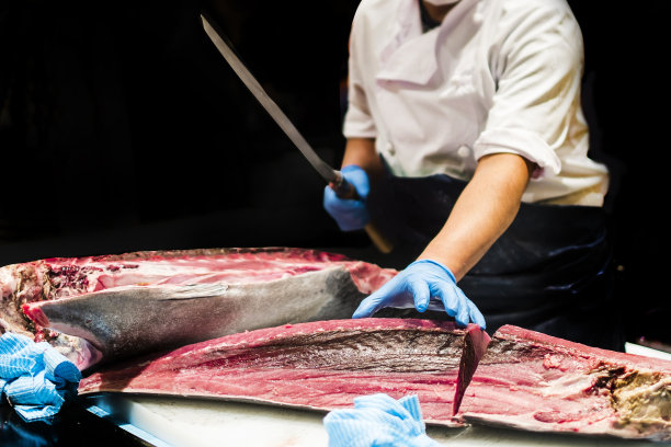 金枪鱼的拆解表演。图片下载