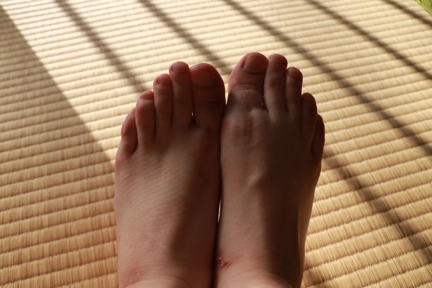 榻榻米上脚趾闭合的特写图片下载