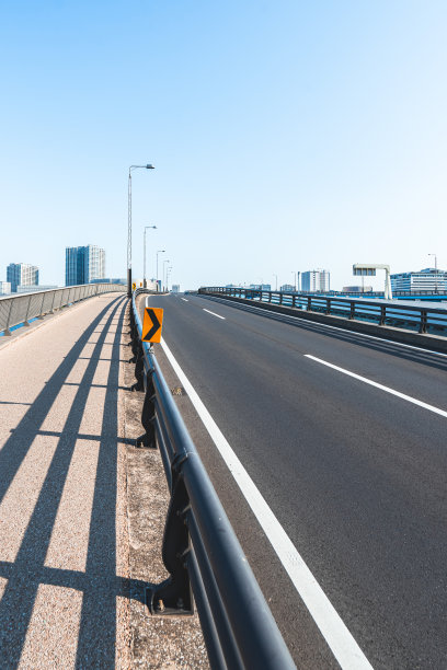 东京晴美码头和丰洲码头的城市道路图片下载