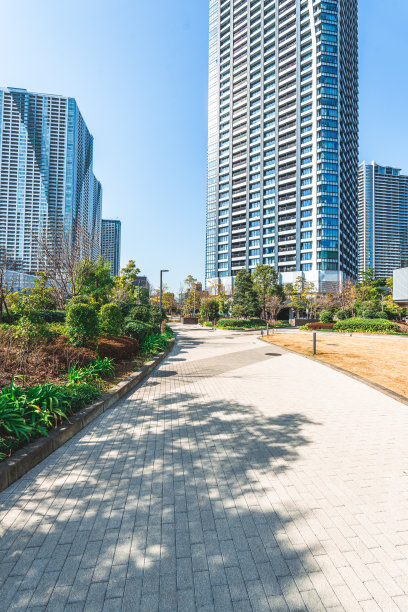 东京某公共区域的公寓楼图片下载