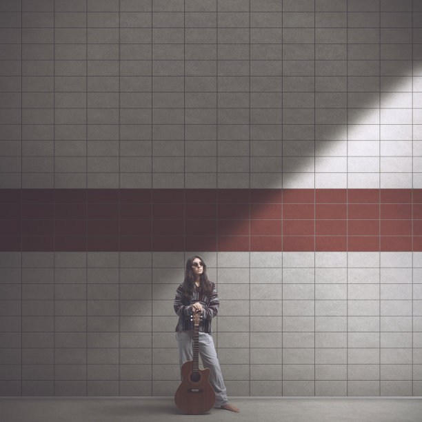 站在地铁站的酷酷的嬉皮女人图片下载