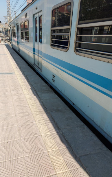 埃及开罗，清晨停靠在站台上的地铁列车图片下载