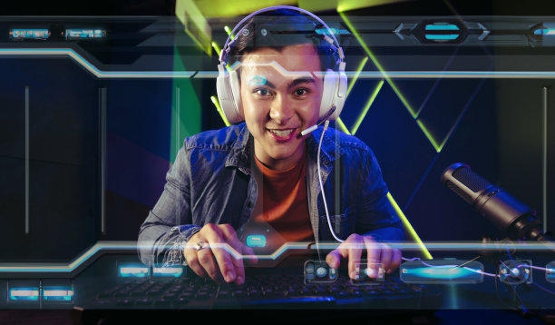 一位男性玩家坐在电脑屏幕前，沉浸在一款令人兴奋的第一人称射击视频游戏中图片下载