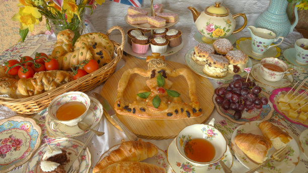 加冕庆典街头派对配皇冠面包的老式茶会图片下载