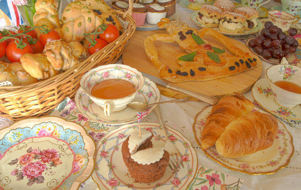 加冕庆典街头派对配皇冠面包的老式茶会图片下载