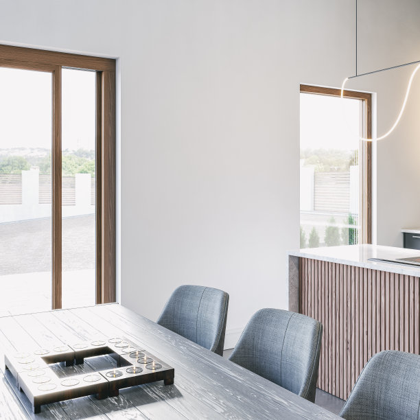 背景是一间现代餐厅和厨房的侧景，透过窗户可以看到花园的景色图片下载