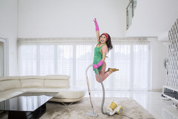 女人一边跳一边吸尘图片下载