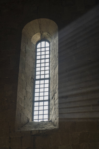 阳光透过乔治亚州一座古老的东正教大教堂的拱形窗户照射进来图片下载