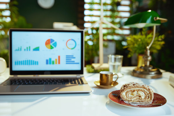 现代办公室里桌子上的特写和一块蛋糕图片下载